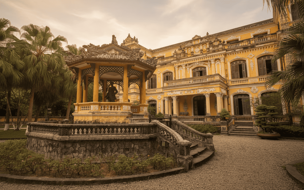 An Dinh Palace in Hue is the place where many kings of the Nguyen Dynasty lived